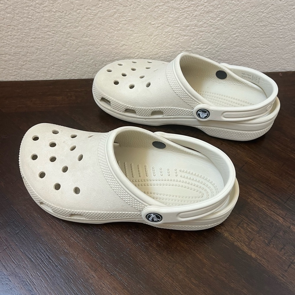 Pre-loved Crocs - Picture 5 of 9
